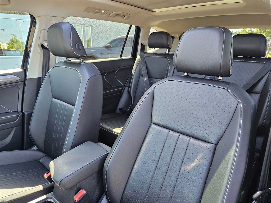 Used 2024 Volkswagen Tiguan SE w/ Panoramic Sunroof Package image 17