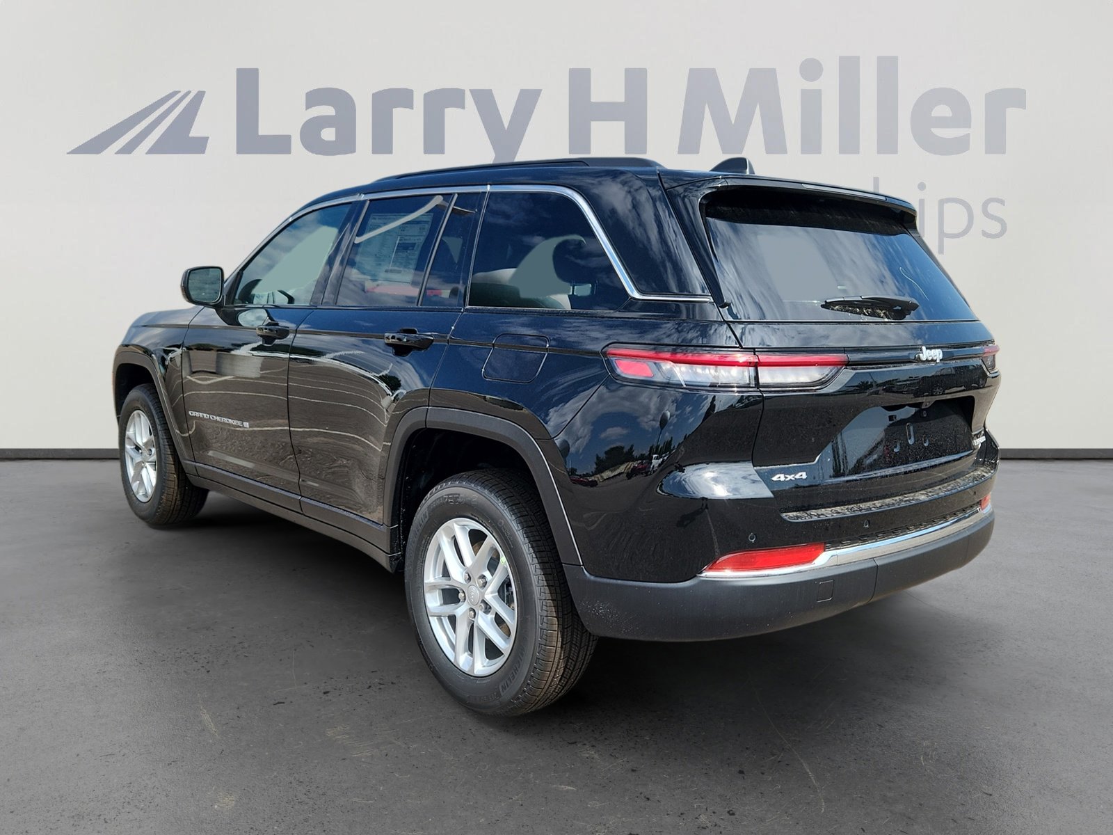 New 2025 Jeep Grand Cherokee Laredo X w/ Luxury Tech Group I AWD/4WD image 4