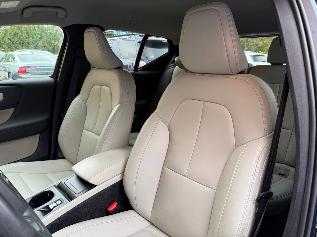 Used 2021 Volvo XC40 T5 Momentum w/ Premium Package image 12