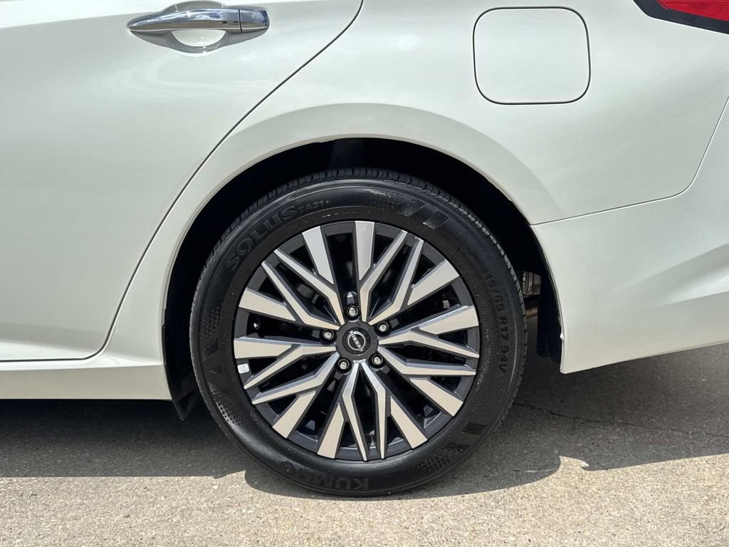 Used 2025 Nissan Altima 2.5 SV FWD image 8