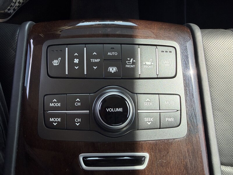 Used 2011 Hyundai Equus Signature RWD image 24