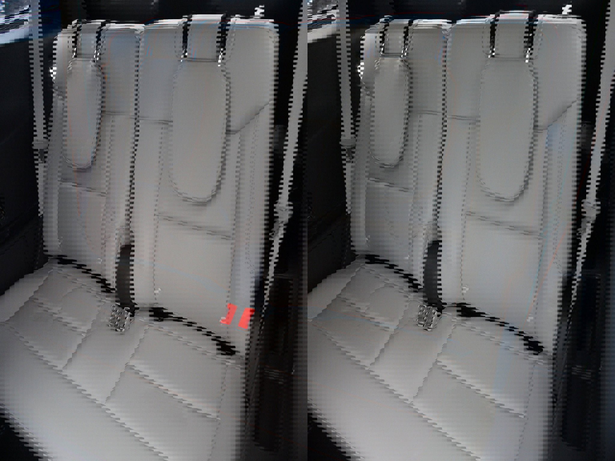 Used 2020 Ford Explorer Platinum w/ Premium Technology Package image 17