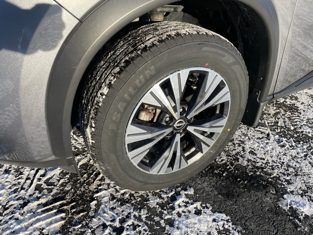 Used 2023 Nissan Rogue SV image 3