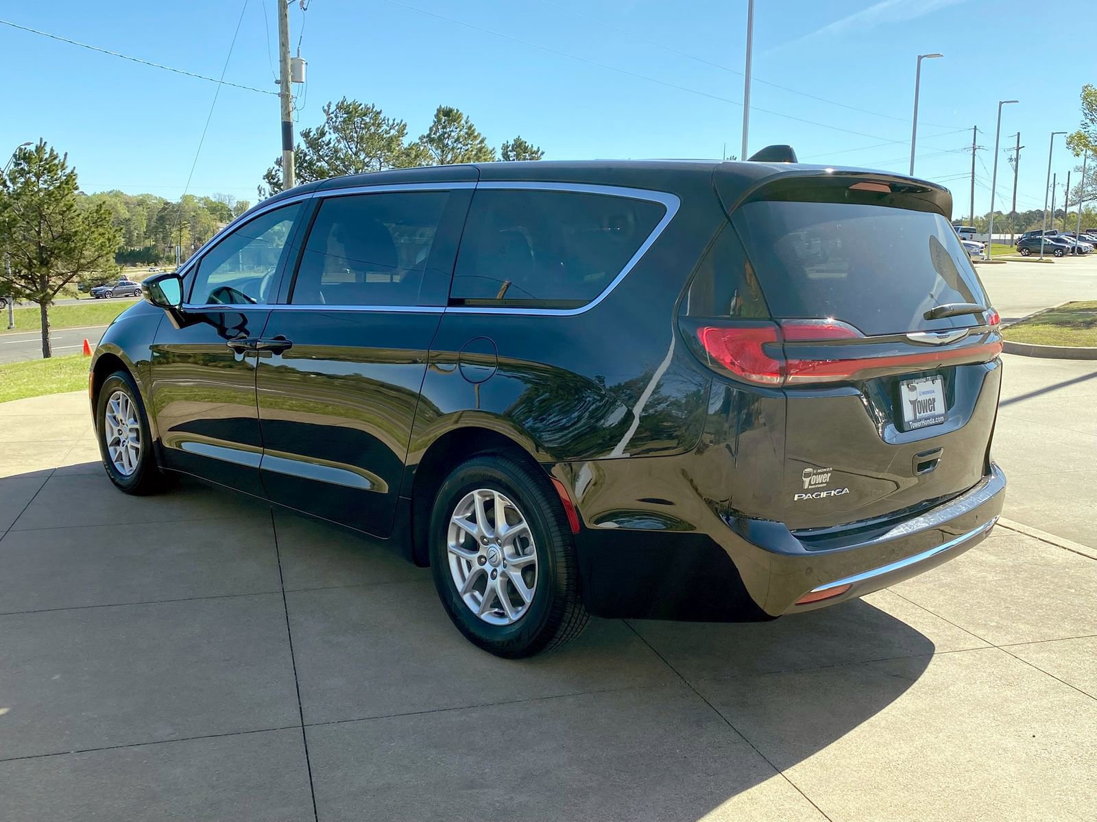 Used 2025 Chrysler Pacifica Select image 4