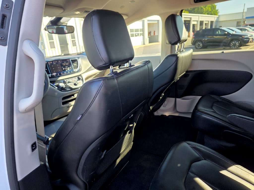 Used 2023 Chrysler Pacifica Touring-L FWD image 26