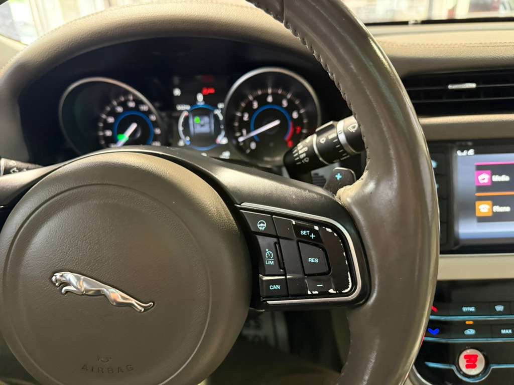 Used 2018 Jaguar XF Premium AWD/4WD image 11