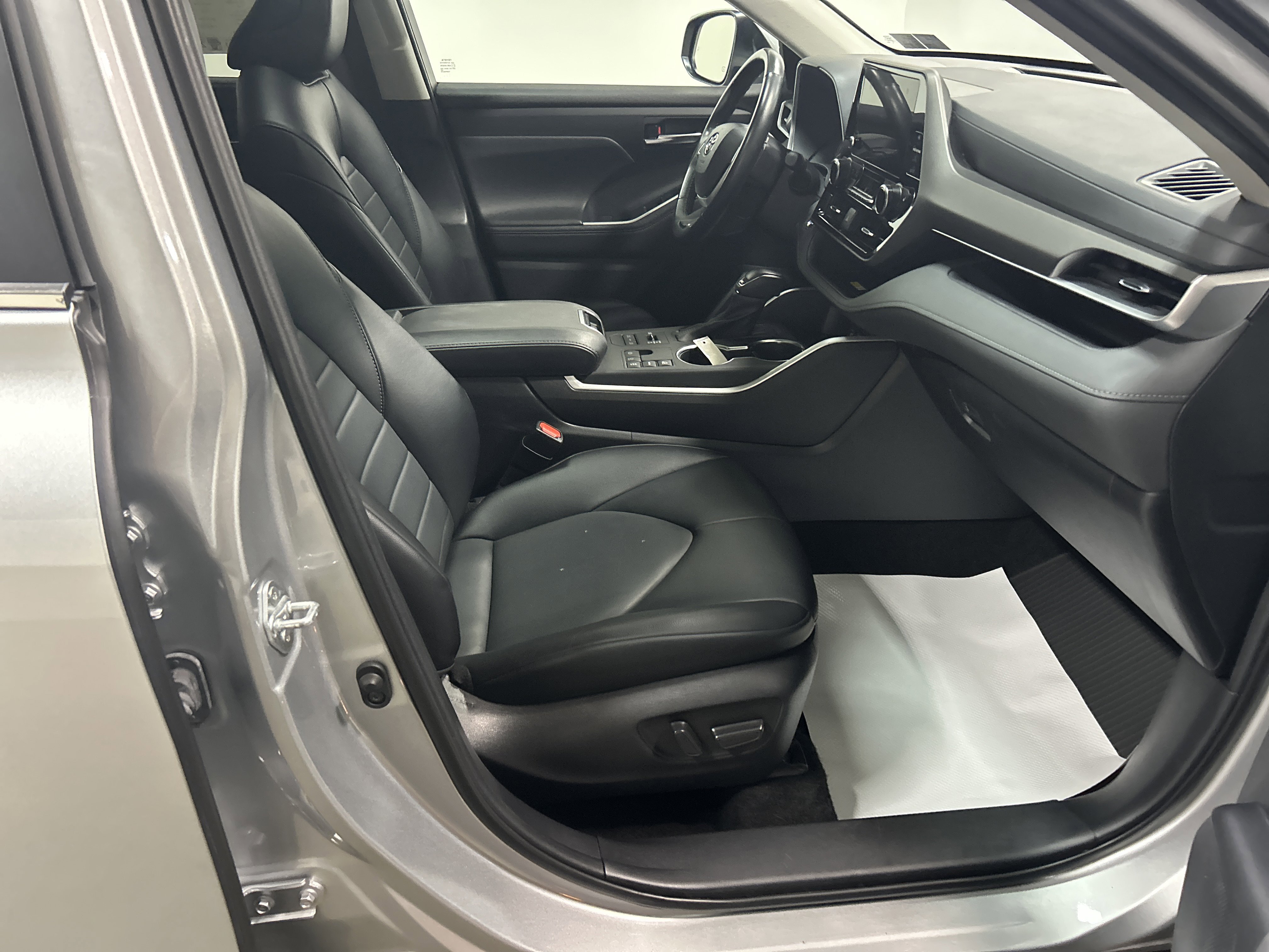 Used 2023 Toyota Highlander XLE image 34