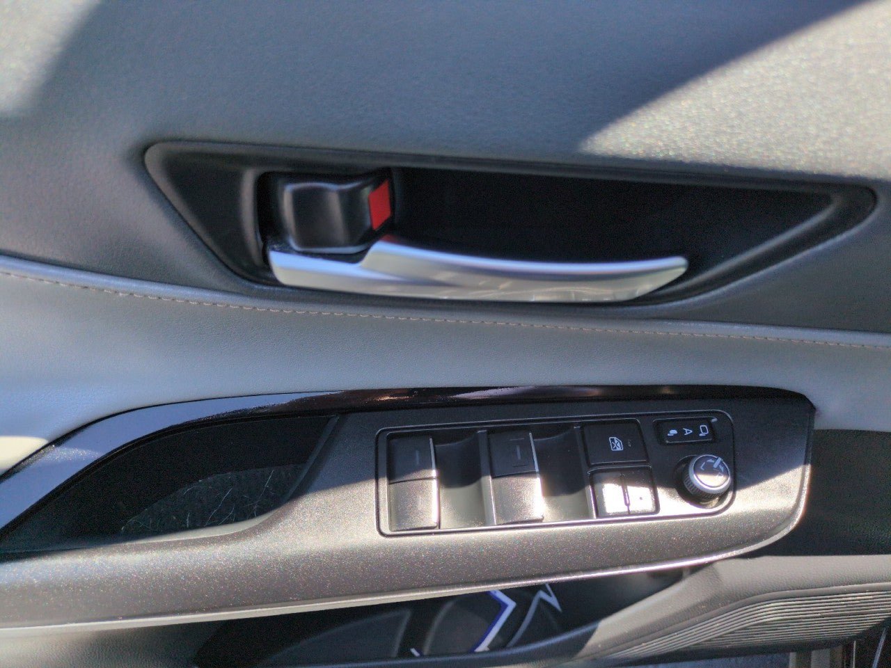 Used 2021 Toyota Venza LE AWD/4WD image 13
