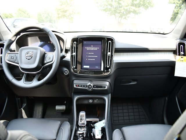 New 2025 Volvo XC40 B5 Plus w/ Protection Package Premier image 18