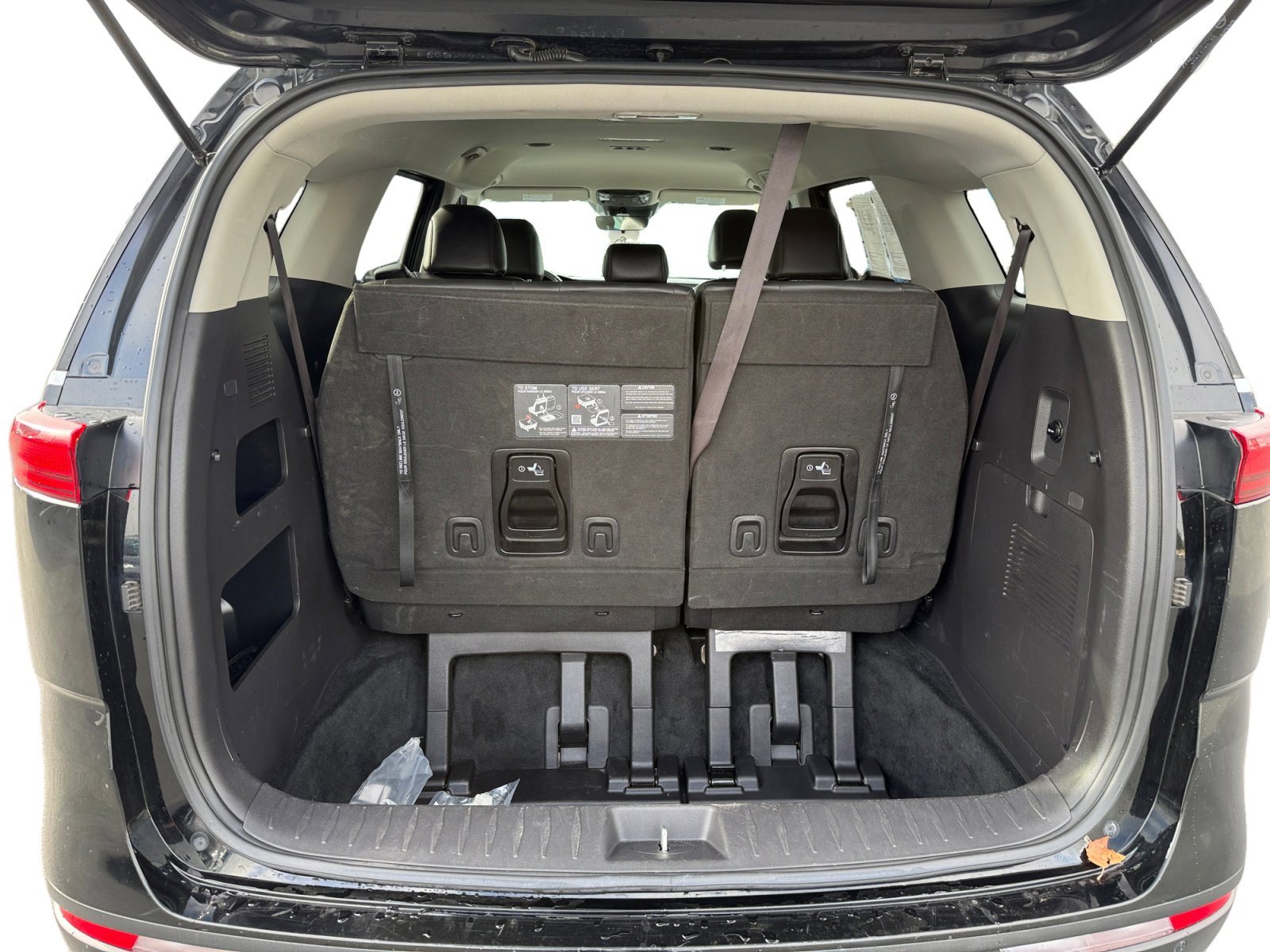 Used 2024 Kia Carnival LX image 17