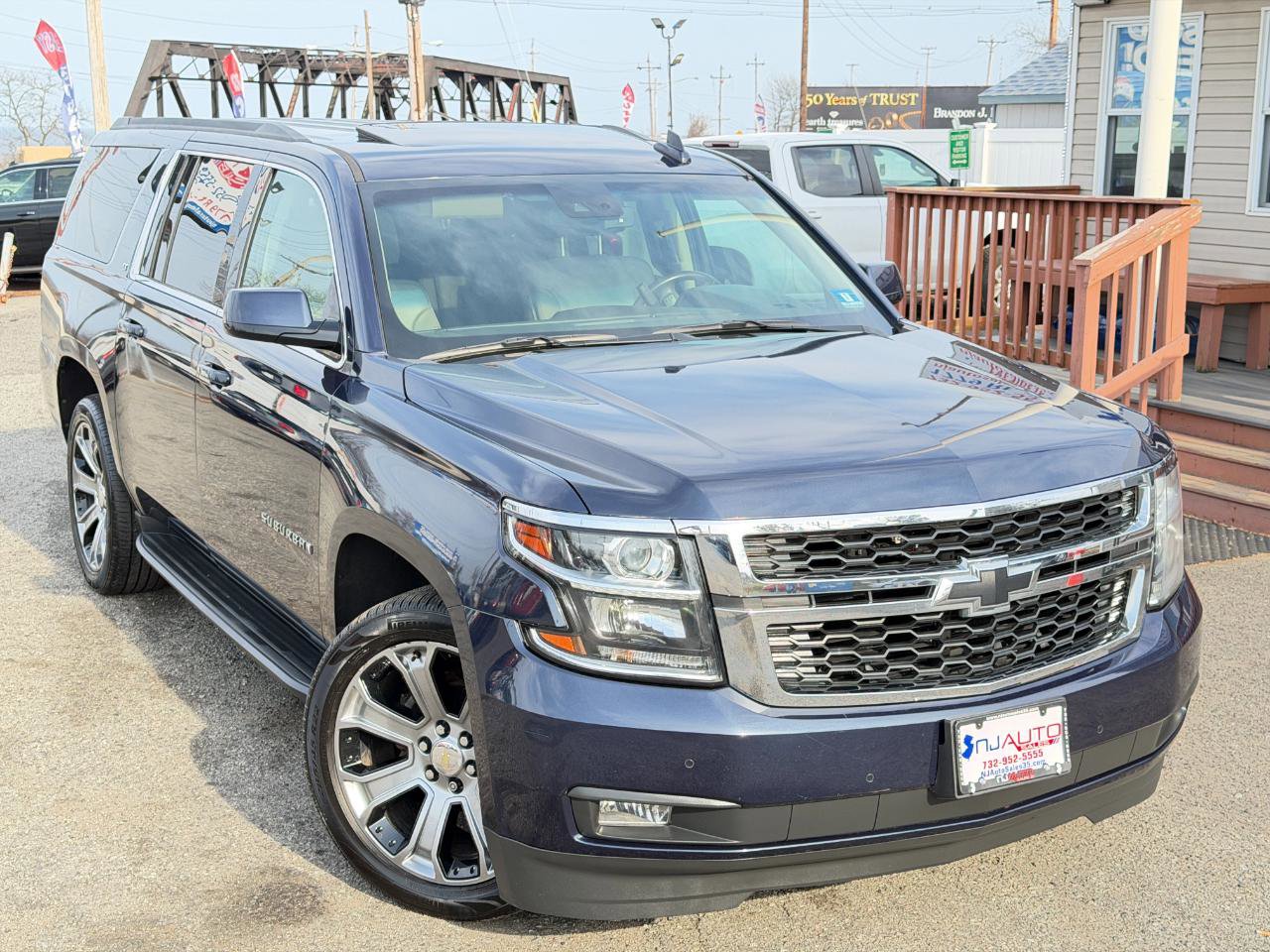 Used 2018 Chevrolet Suburban LT image 2