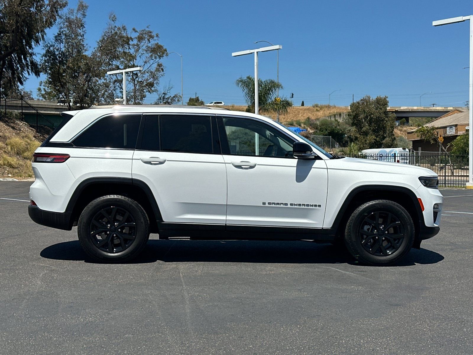 Used 2023 Jeep Grand Cherokee Limited w/ Trailer Tow Prep Group (B) image 6