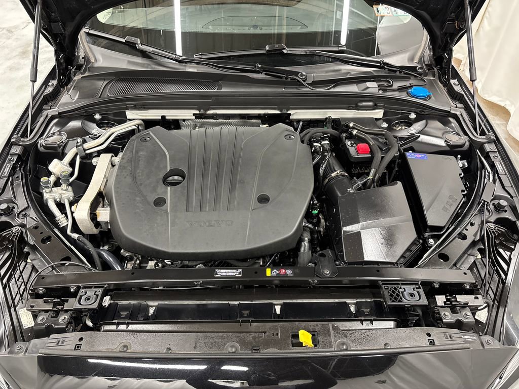 Used 2025 Volvo V60 B5 Cross Country Plus image 22