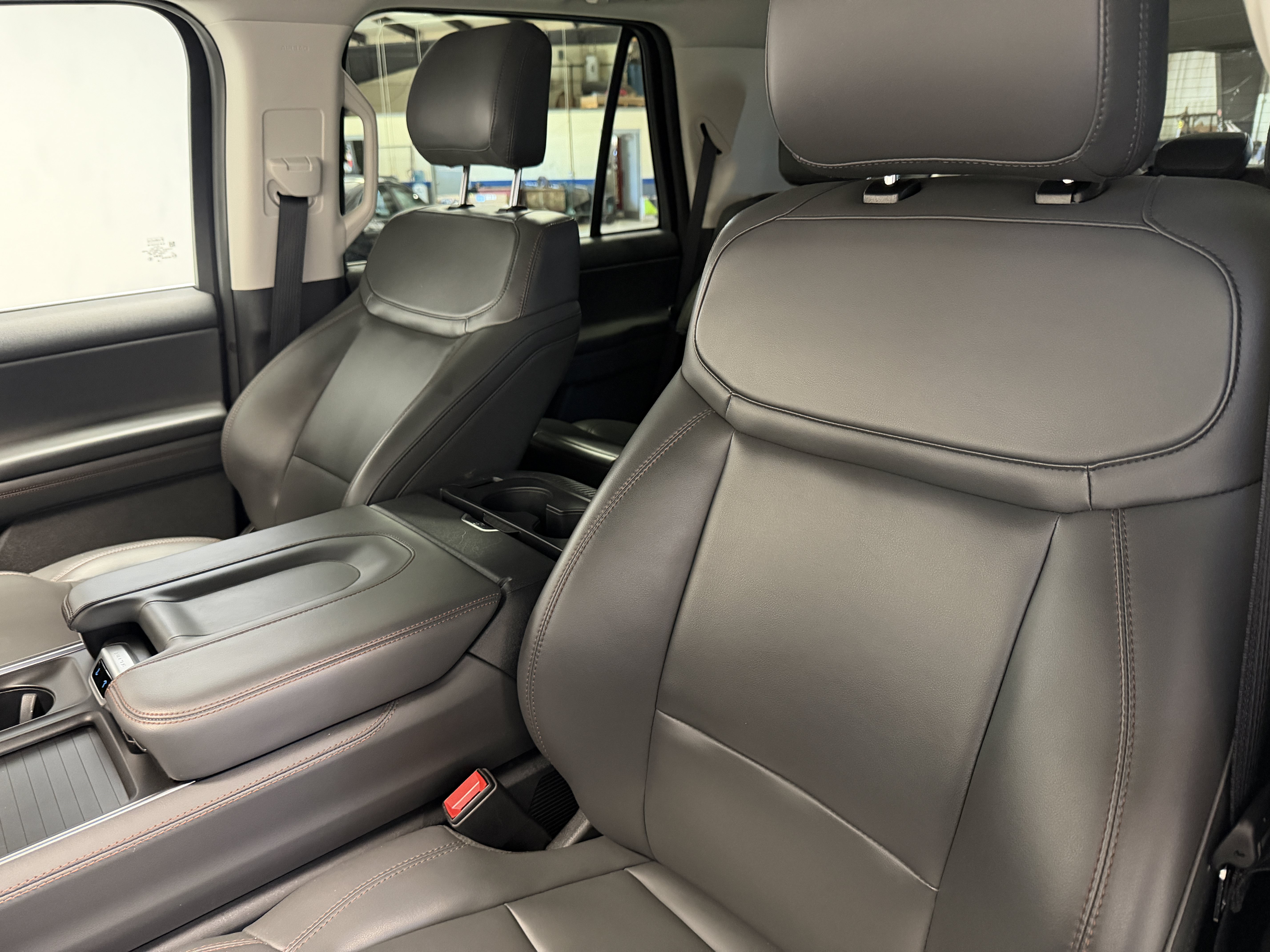 Used 2025 Ford Expedition Active AWD/4WD image 17