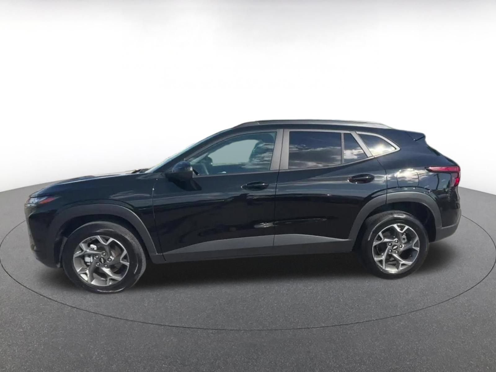 Used 2025 Chevrolet Trax LT FWD image 9