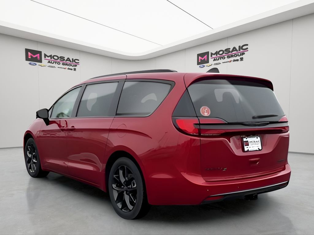 New 2026 Chrysler Pacifica Limited w/ Uconnect Theater Family Group image 5