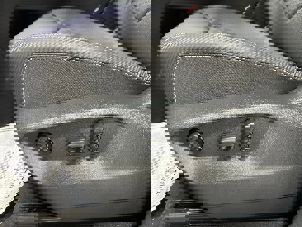 Used 2025 Volkswagen Atlas Cross Sport SE image 13