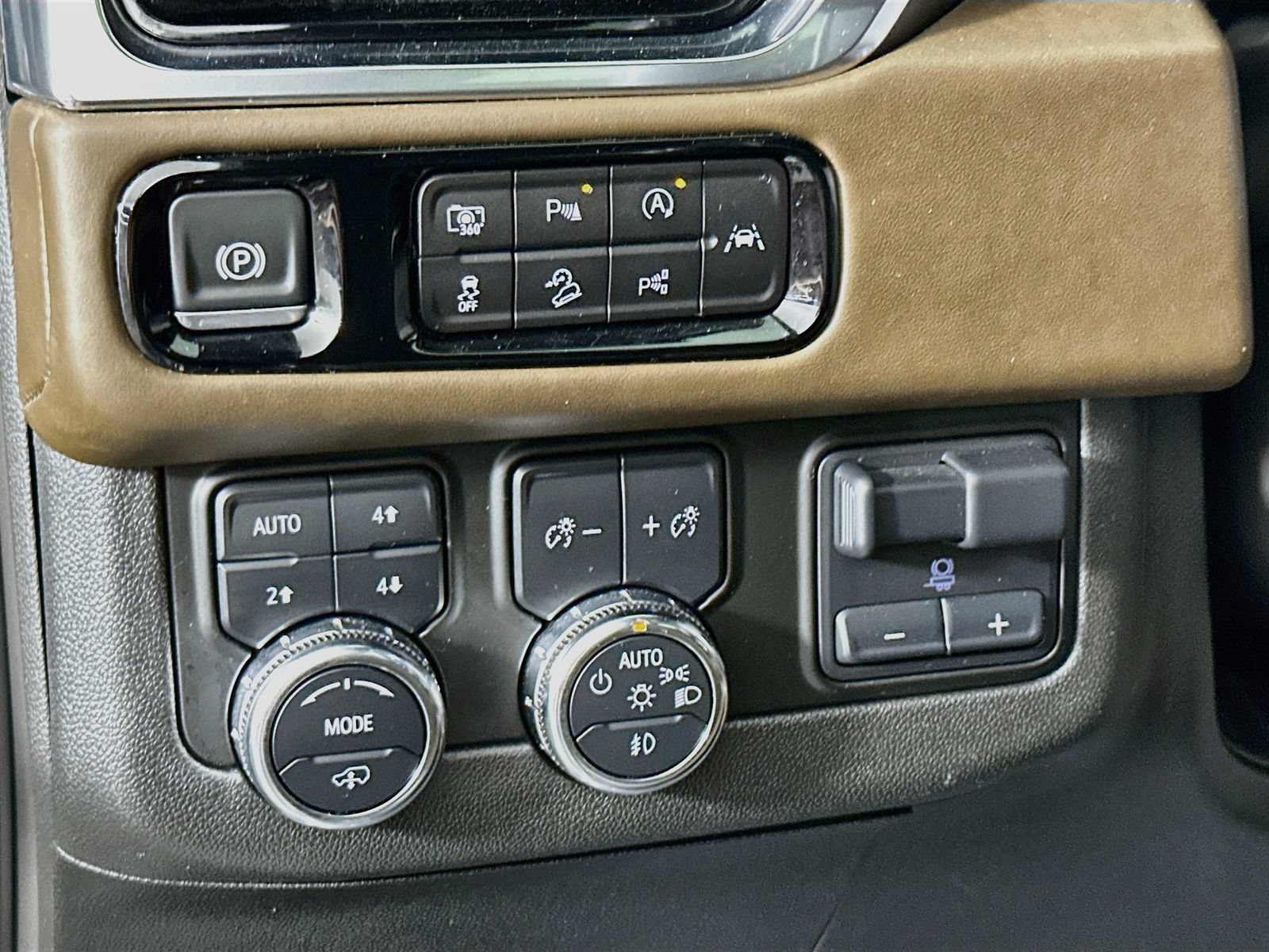 Used 2025 GMC Yukon Denali Ultimate w/ LPO, Floor Liner Package AWD/4WD image 11