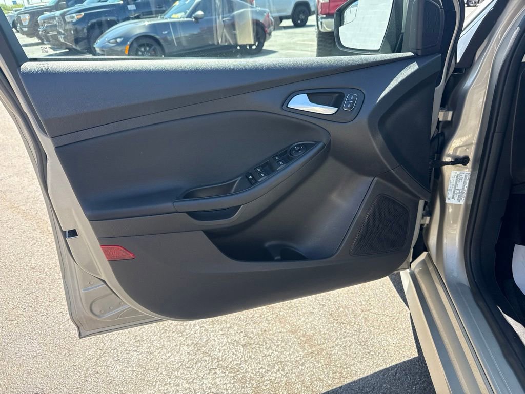 Used 2015 Ford Focus SE w/ SE Sport Package FWD image 6