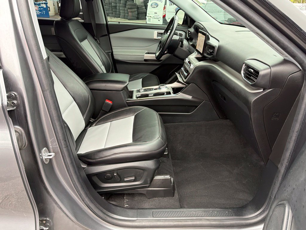 Used 2022 Ford Explorer XLT w/ Equipment Group 202A AWD/4WD image 19