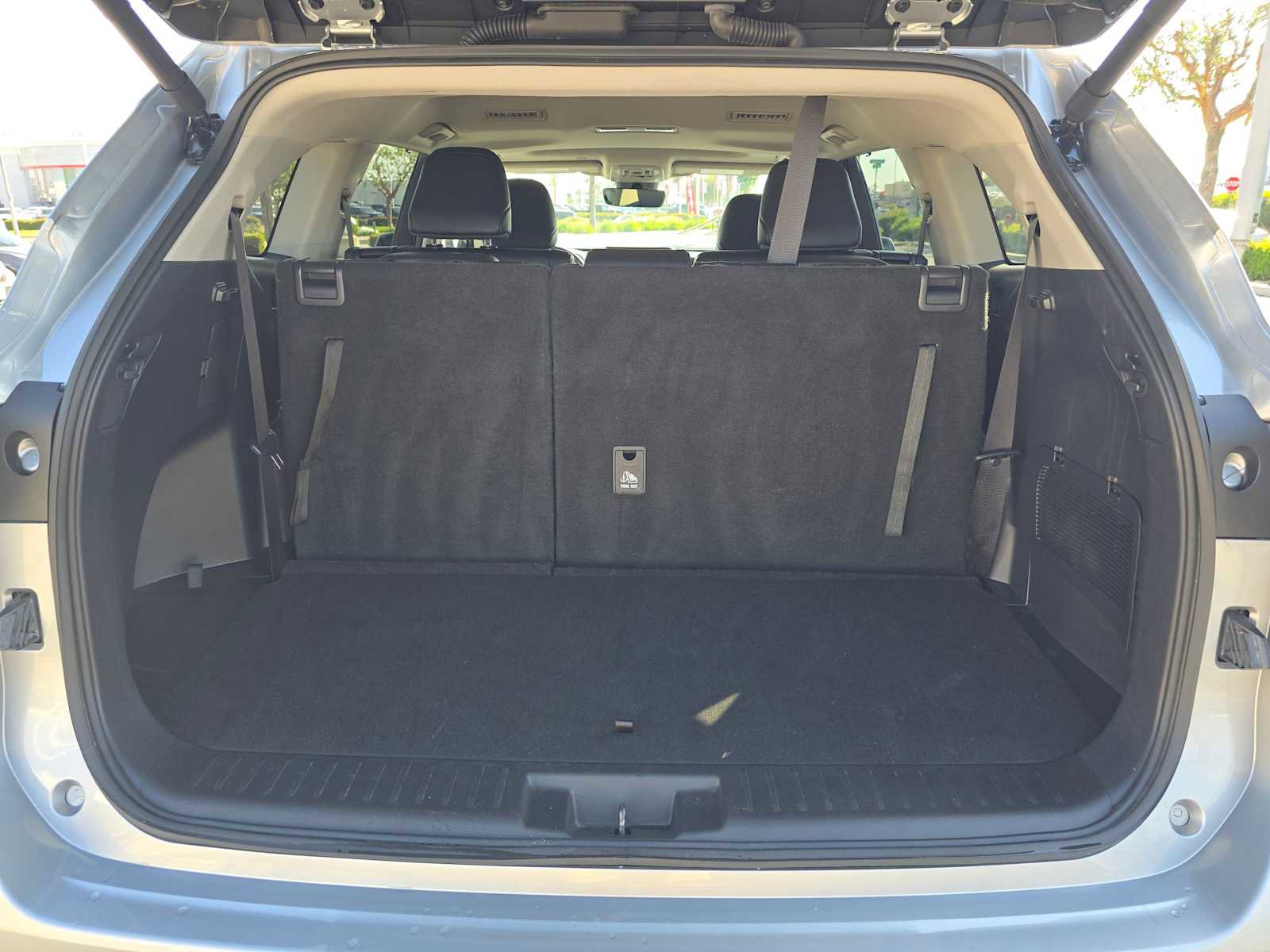 Used 2025 Toyota Highlander XLE image 16