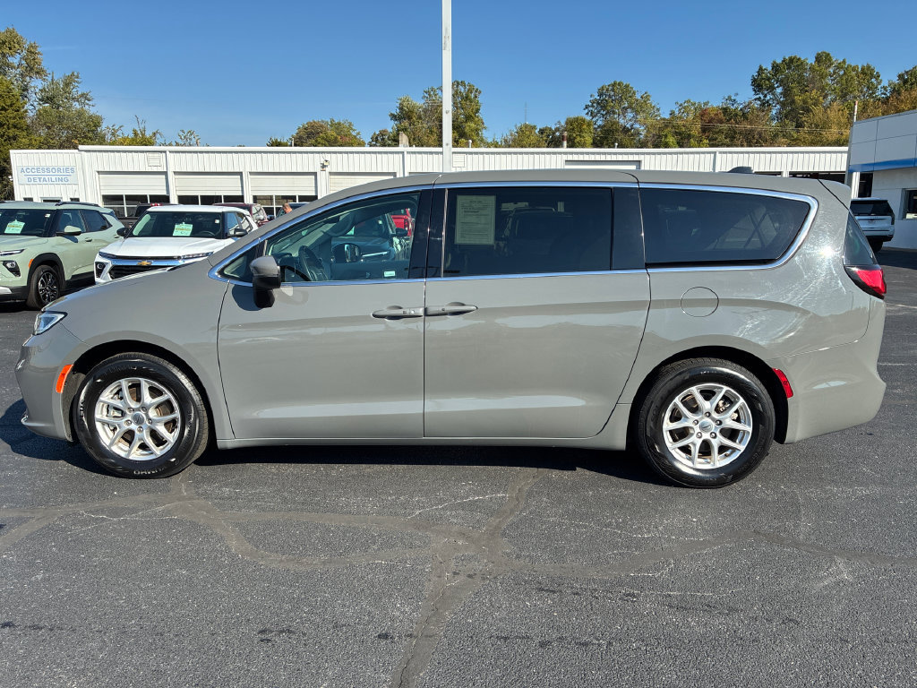 Used 2023 Chrysler Pacifica Touring-L FWD image 5