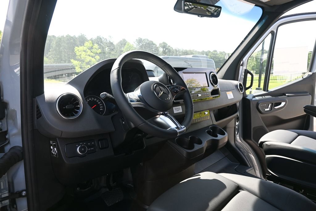 Used 2025 Mercedes-Benz Sprinter 2500 image 5