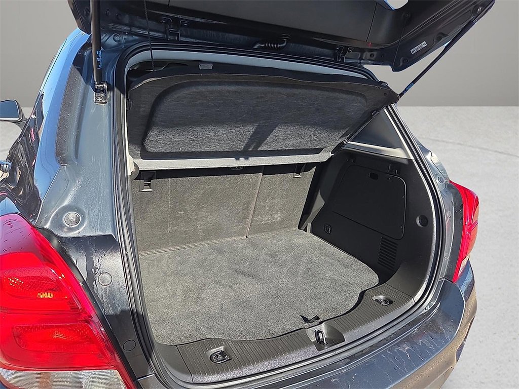 Used 2018 Chevrolet Trax LT w/ LT Convenience Package image 8