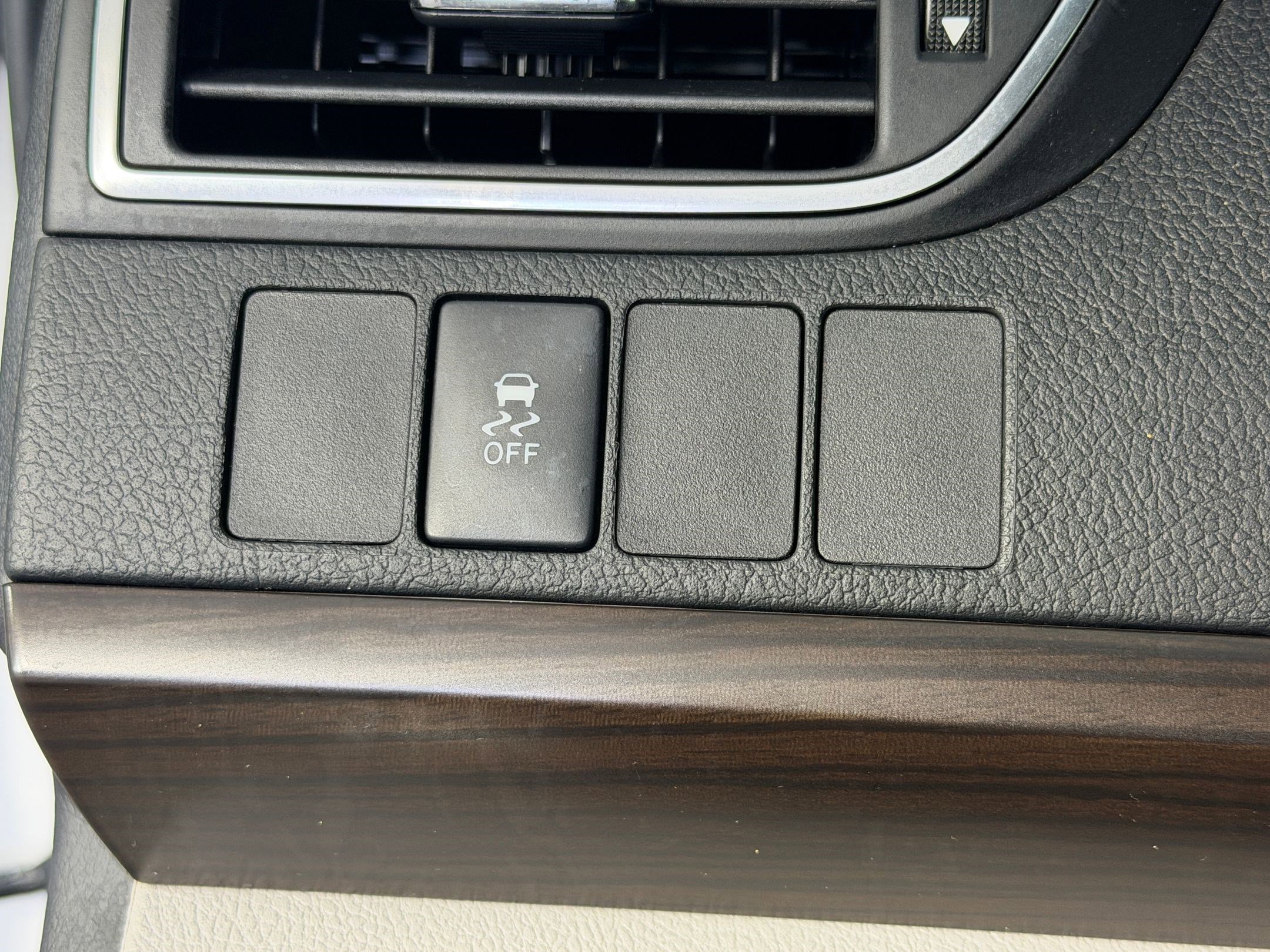 Used 2017 Toyota Camry XLE FWD image 16