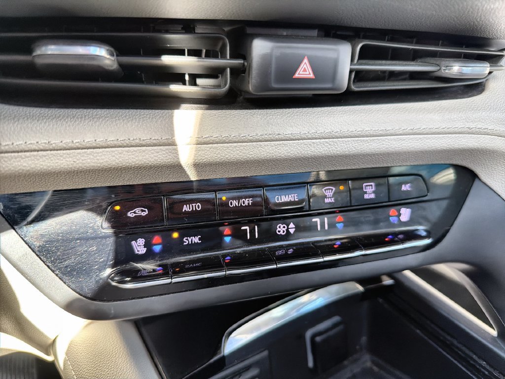 Used 2022 Buick Envision Avenir w/ Technology Package II FWD image 17