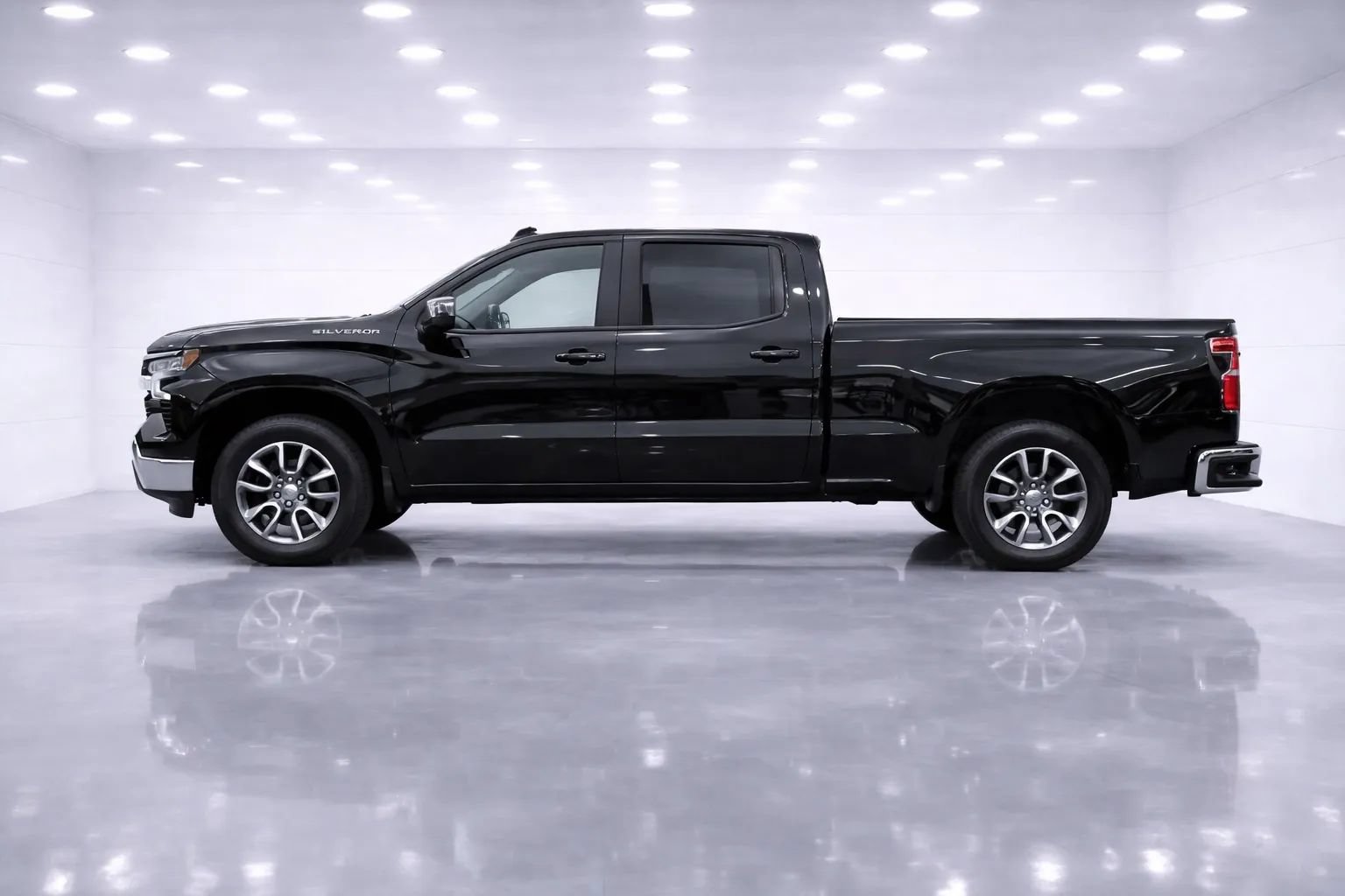 Used 2022 Chevrolet Silverado 1500 LT AWD/4WD image 2