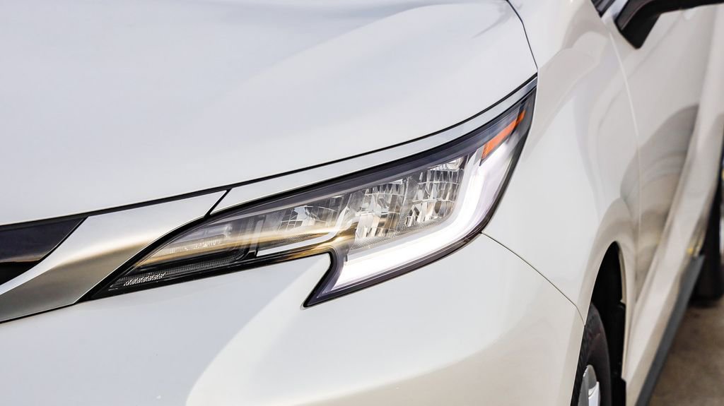 Used 2023 Toyota Sienna Limited image 4