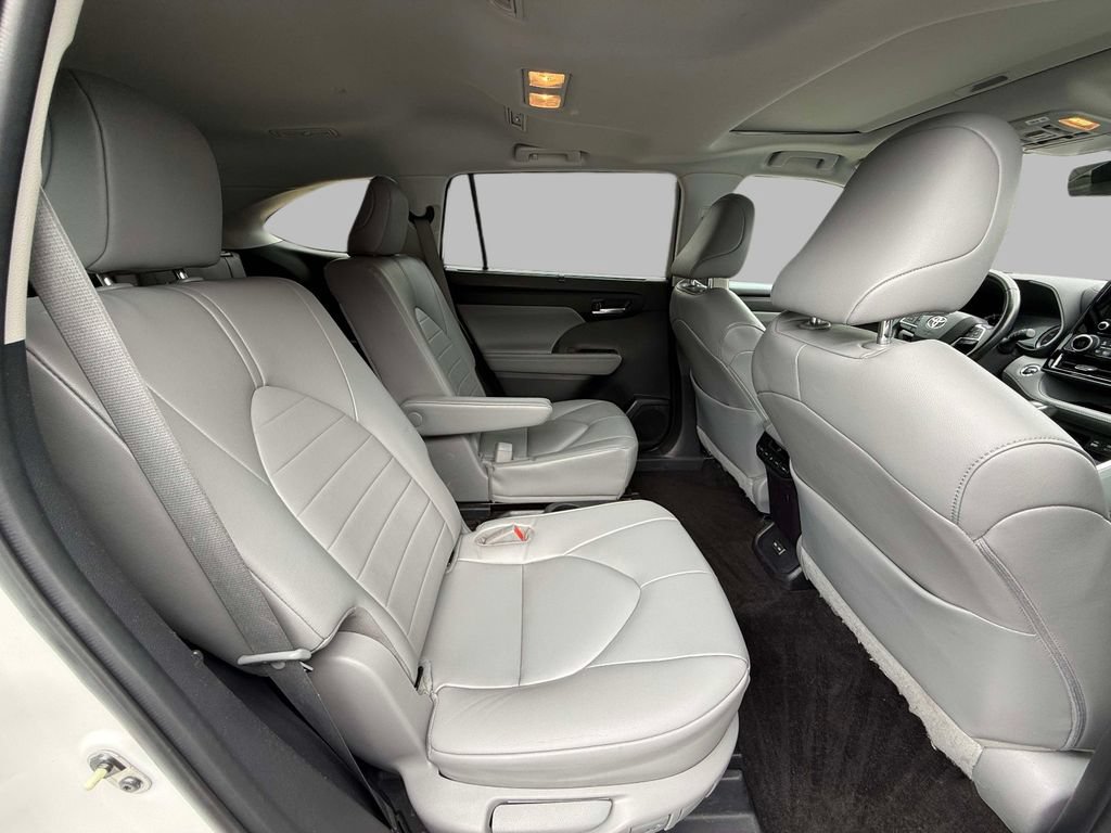 Used 2023 Toyota Highlander XLE AWD/4WD image 16