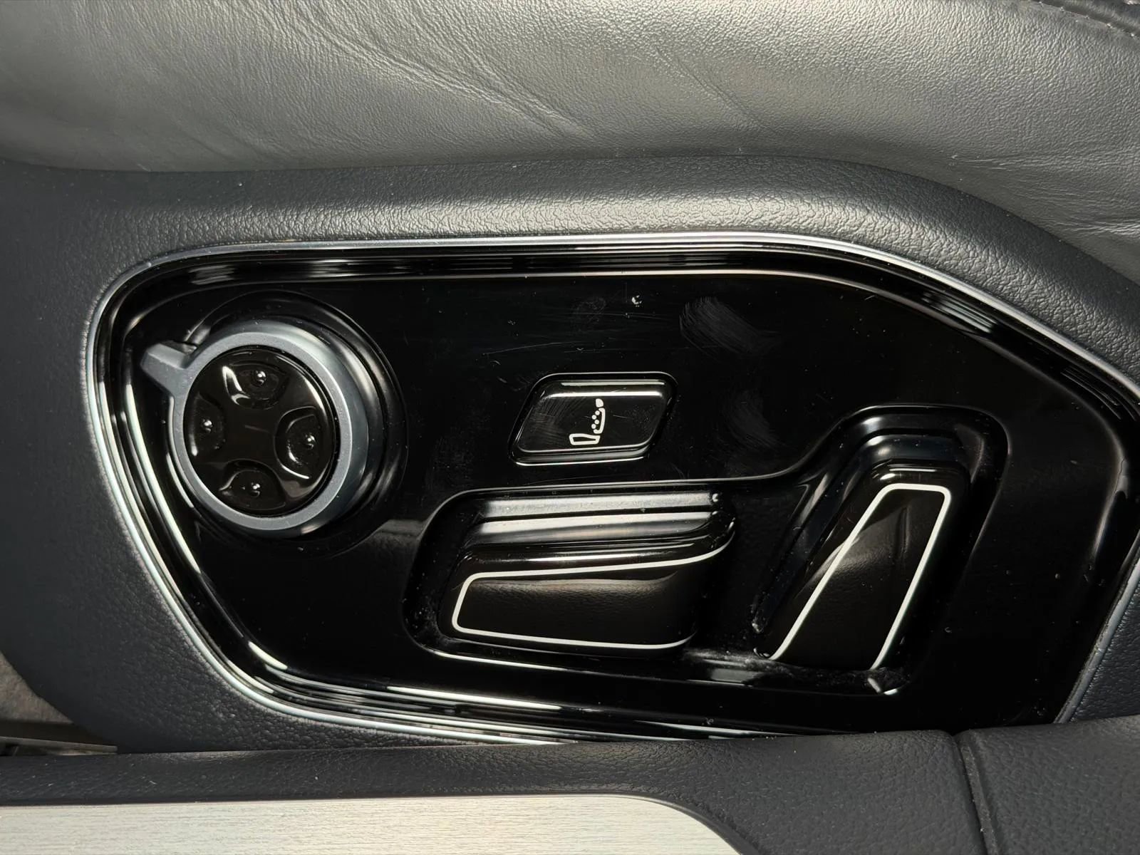 Used 2015 Audi A8 L 4.0T w/ Premium Package image 36