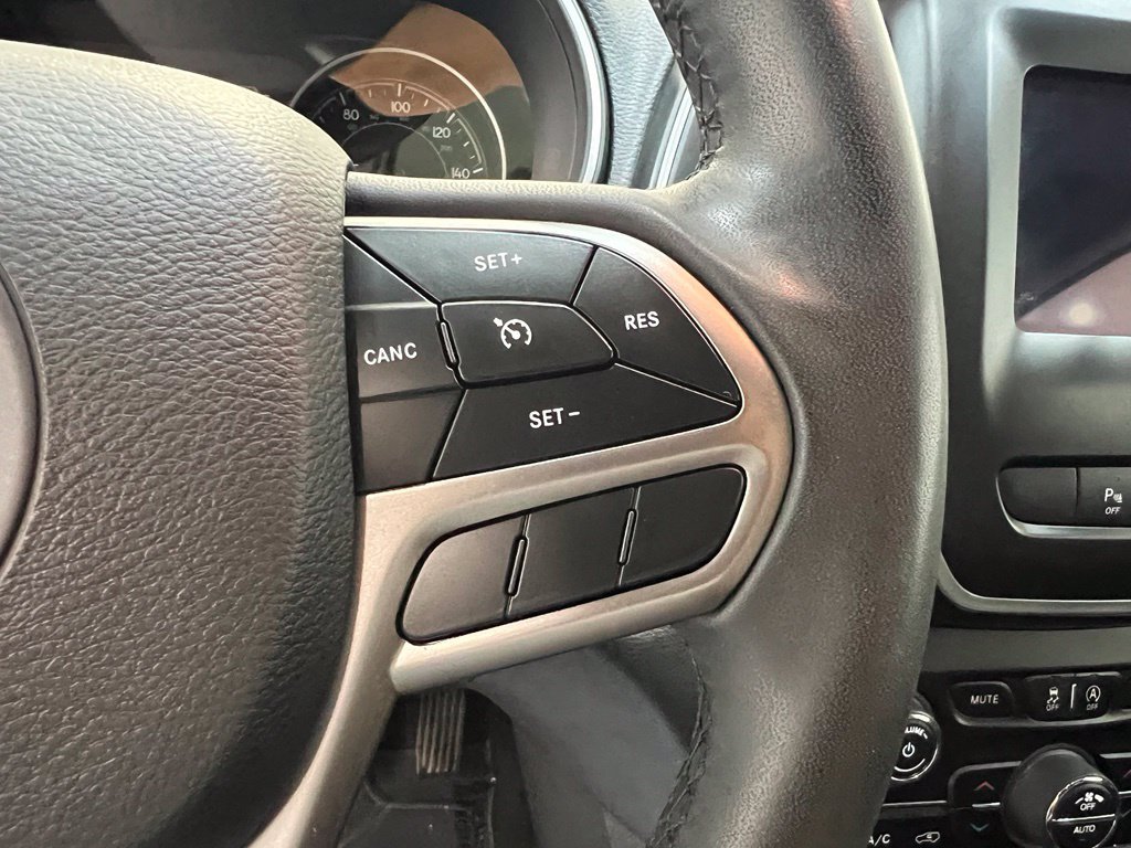 Used 2020 Jeep Cherokee Latitude Plus w/ Comfort/Convenience Group AWD/4WD image 21