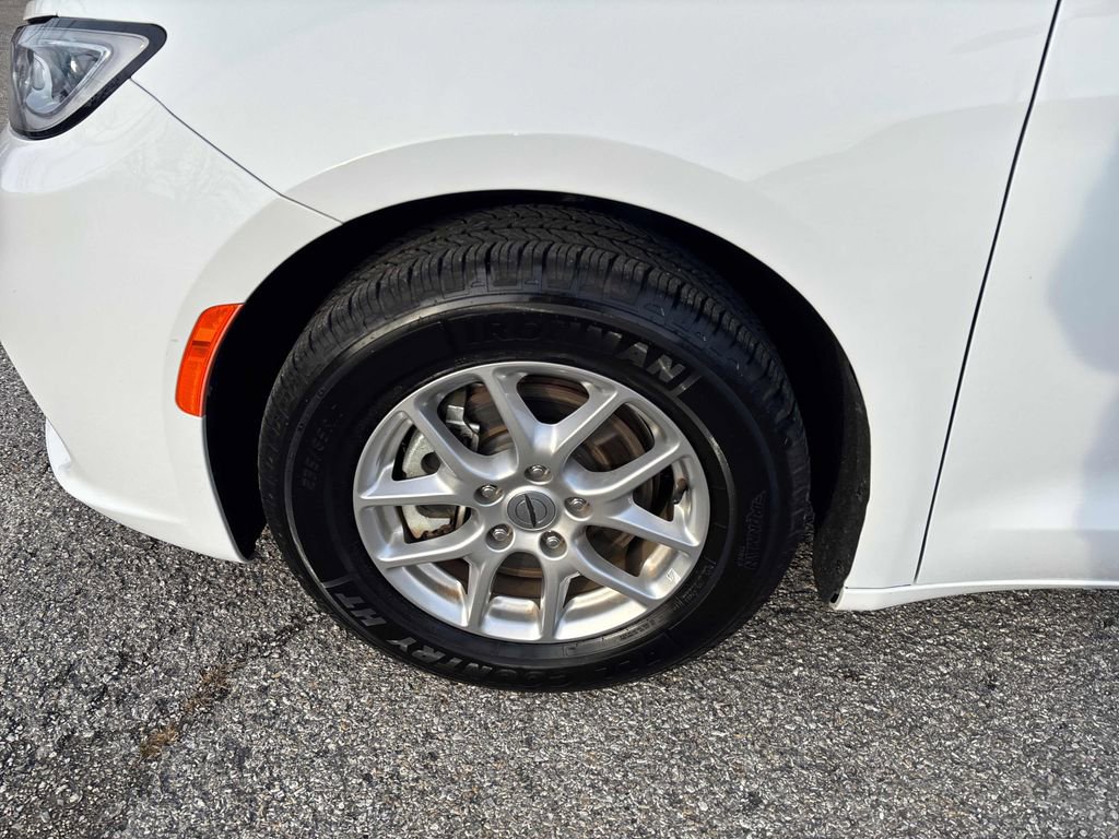 Used 2024 Chrysler Pacifica Touring-L image 10
