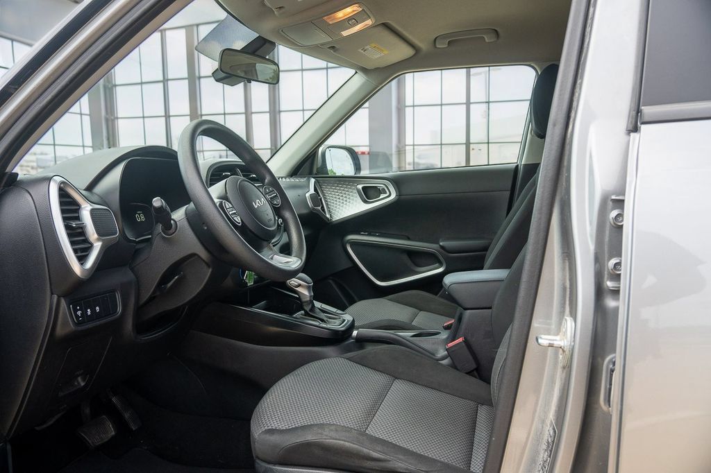 Used 2023 Kia Soul LX w/ LX Technology Package FWD image 4