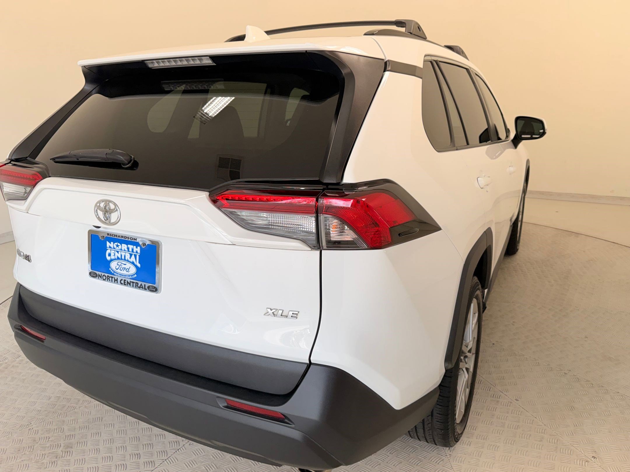 Used 2019 Toyota RAV4 XLE Premium image 31