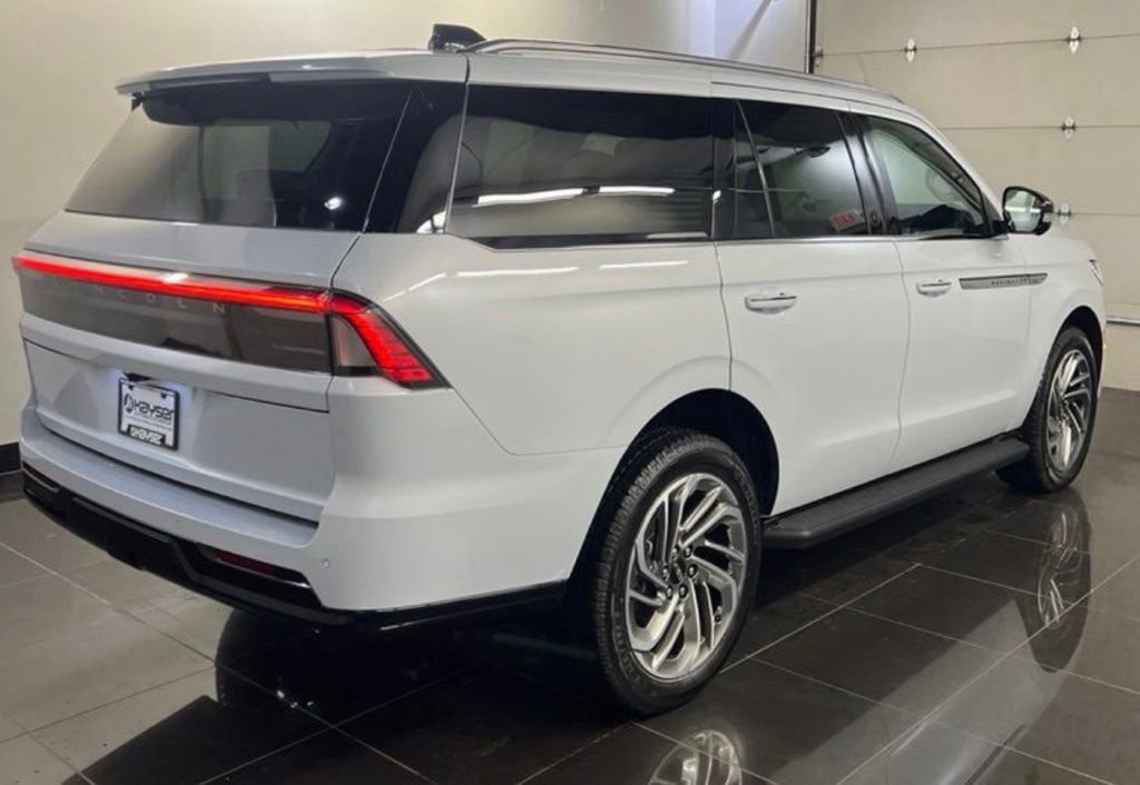 New 2026 Lincoln Navigator Premiere AWD/4WD image 6
