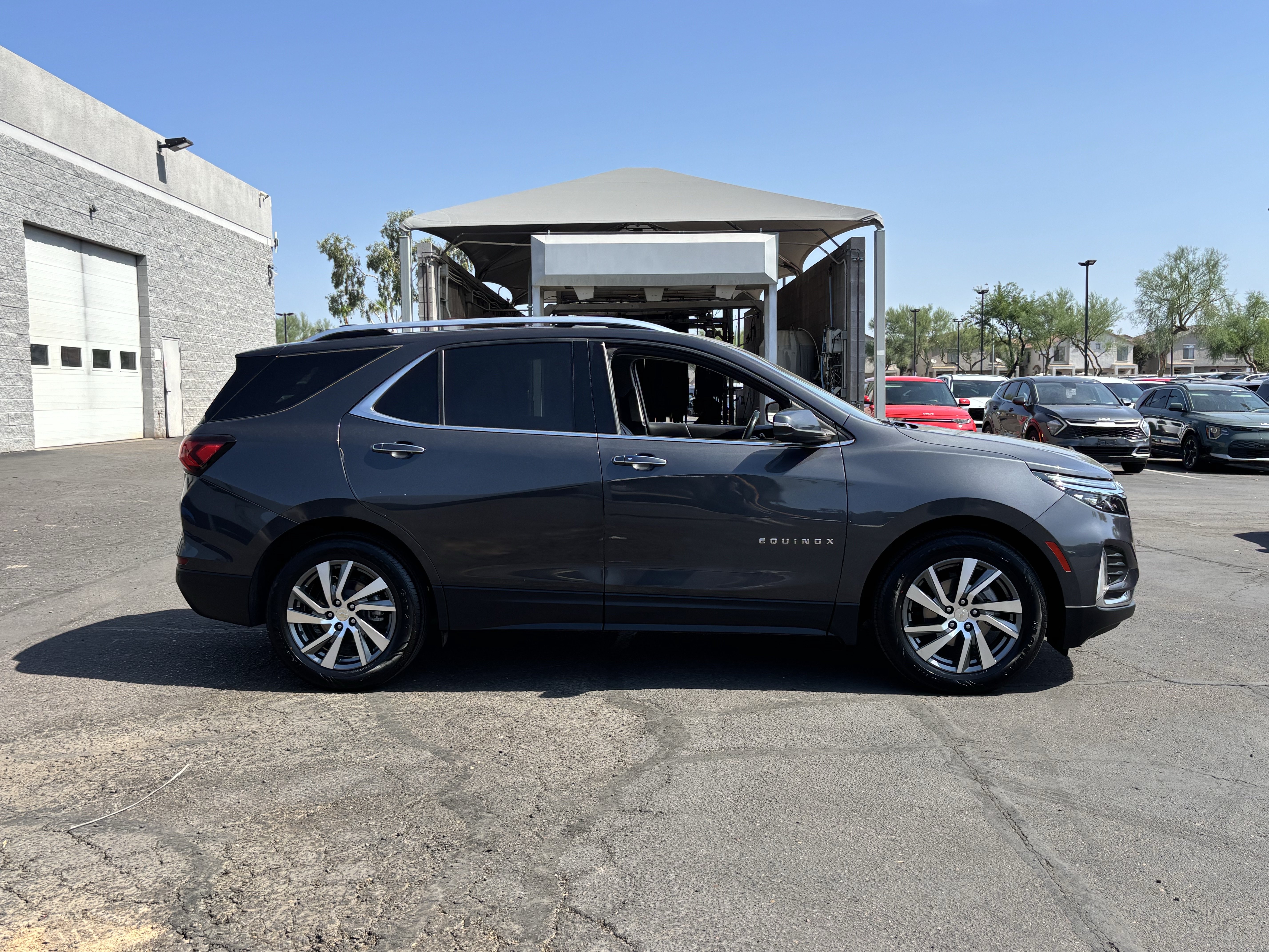 Used 2022 Chevrolet Equinox Premier w/ LPO, Cargo Package FWD image 2