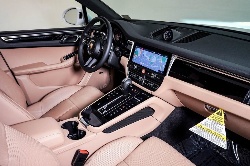 Certified 2025 Porsche Macan AWD/4WD image 14