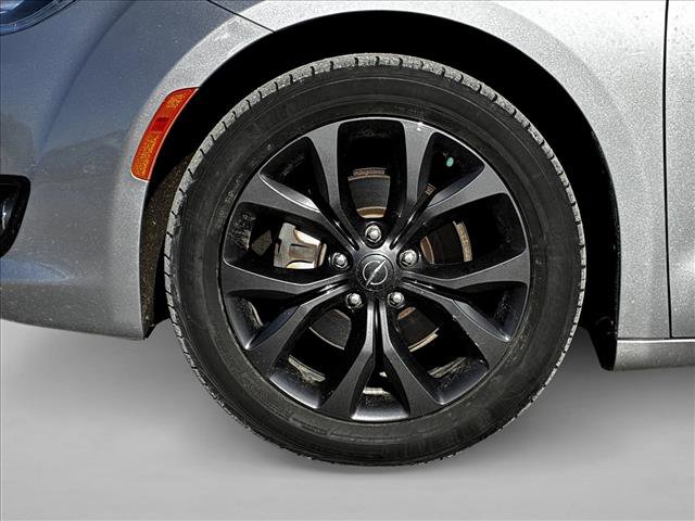 Used 2018 Chrysler Pacifica Touring-L w/ Premium Audio Group image 9