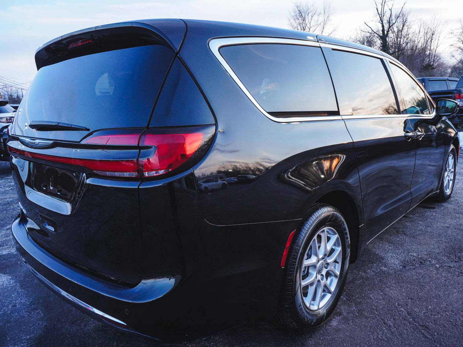 Used 2025 Chrysler Pacifica Select FWD image 5