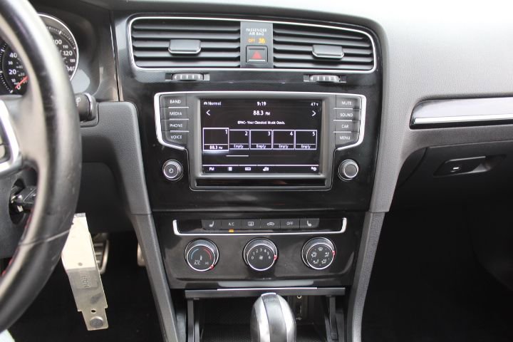 Used 2016 Volkswagen Golf S image 24