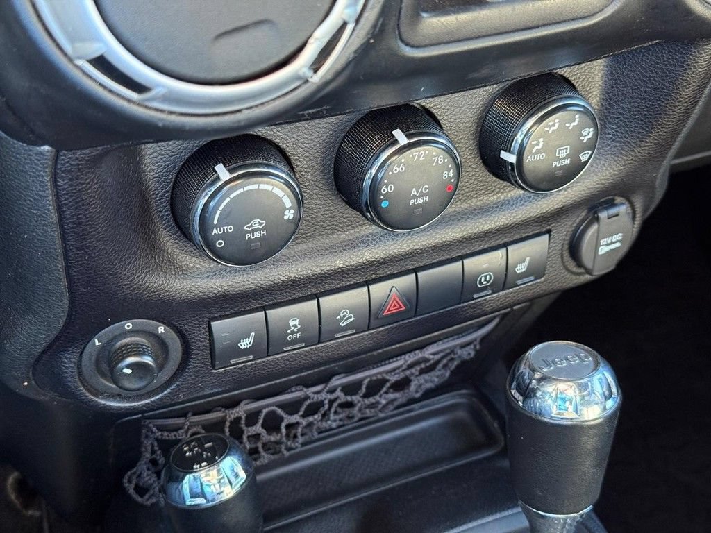 Used 2016 Jeep Wrangler Unlimited Sahara w/ Connectivity Group AWD/4WD image 18