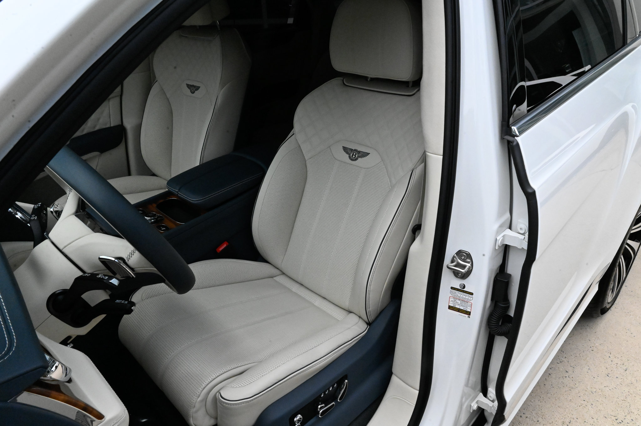 Used 2023 Bentley Bentayga AWD/4WD image 19