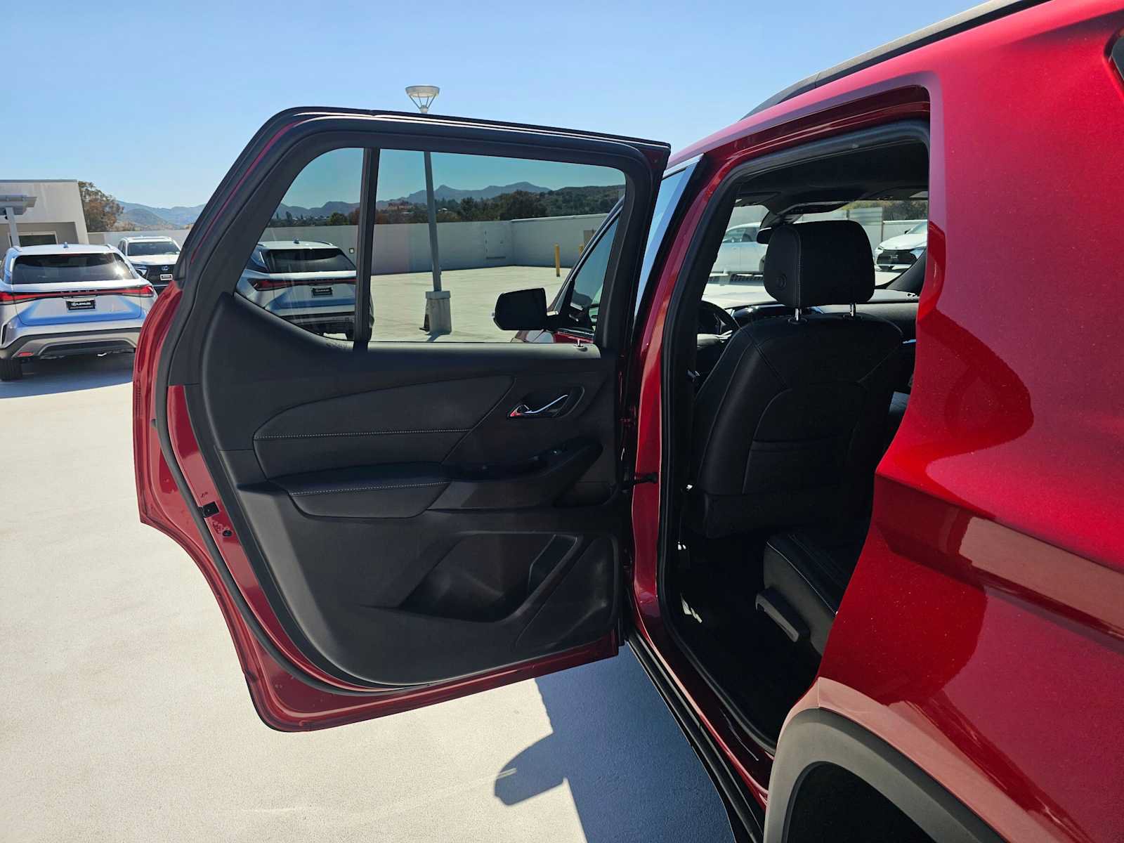 Used 2023 Chevrolet Traverse LT FWD image 17