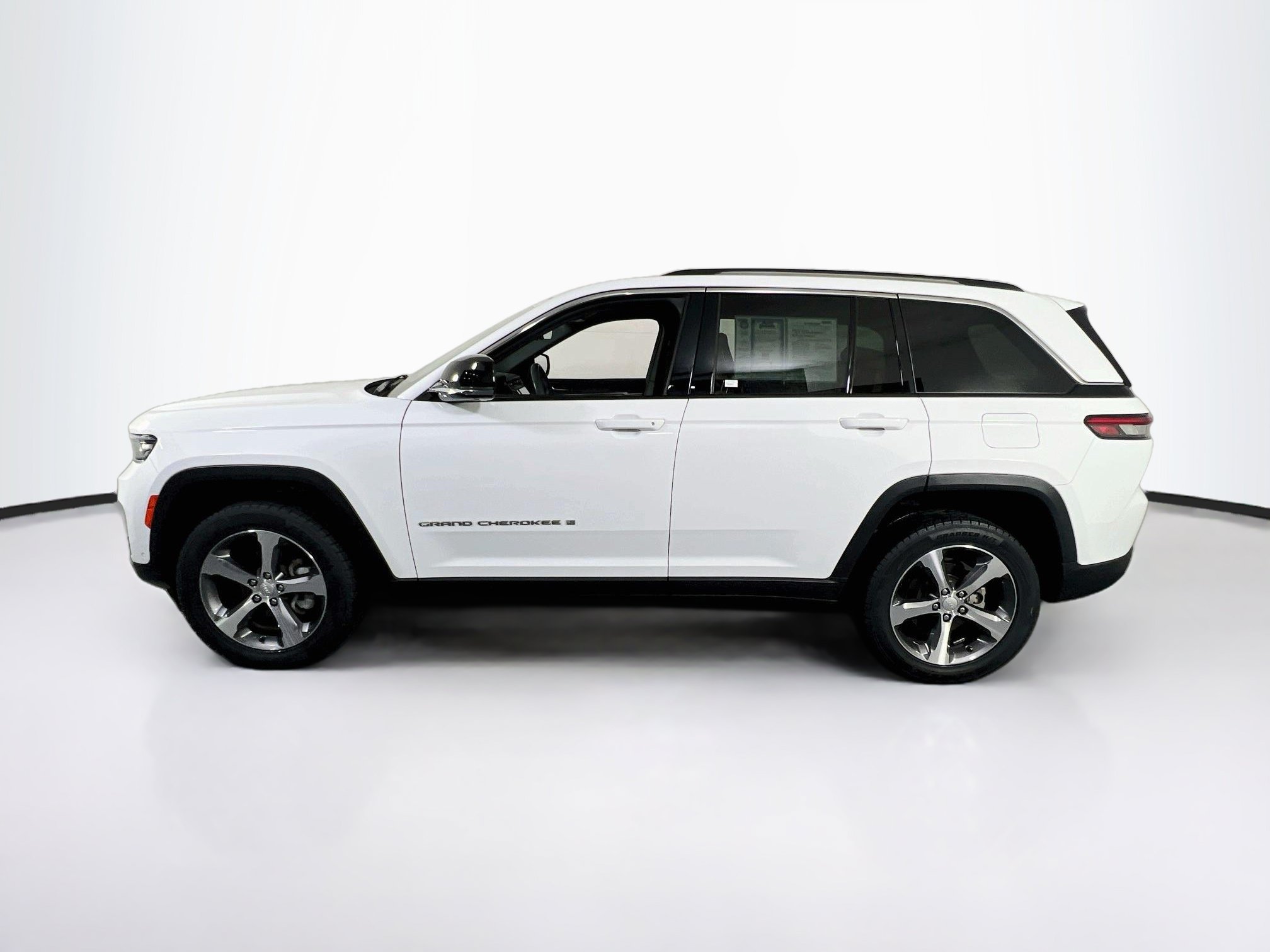 Used 2023 Jeep Grand Cherokee Limited w/ Luxury Tech Group II AWD/4WD image 8