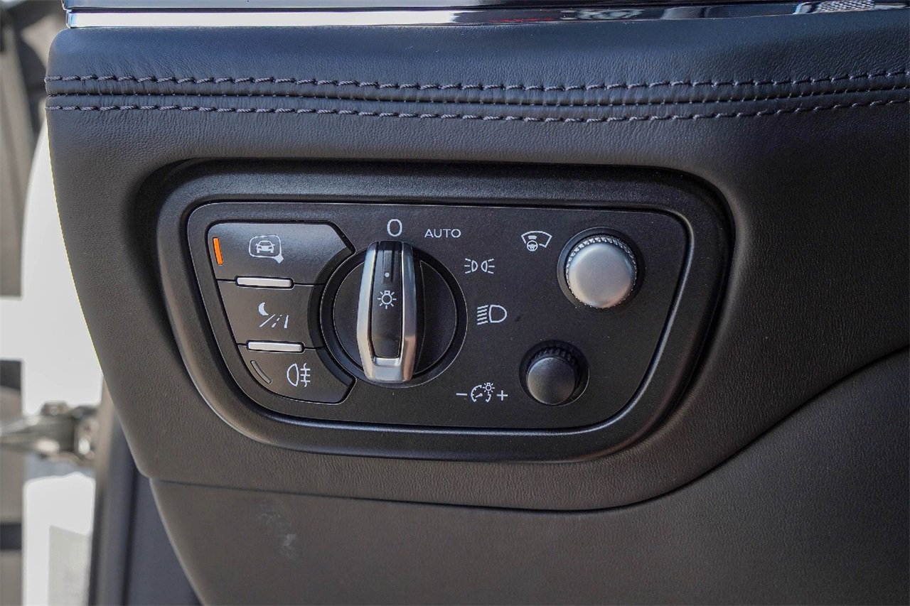 Used 2023 Bentley Bentayga image 32