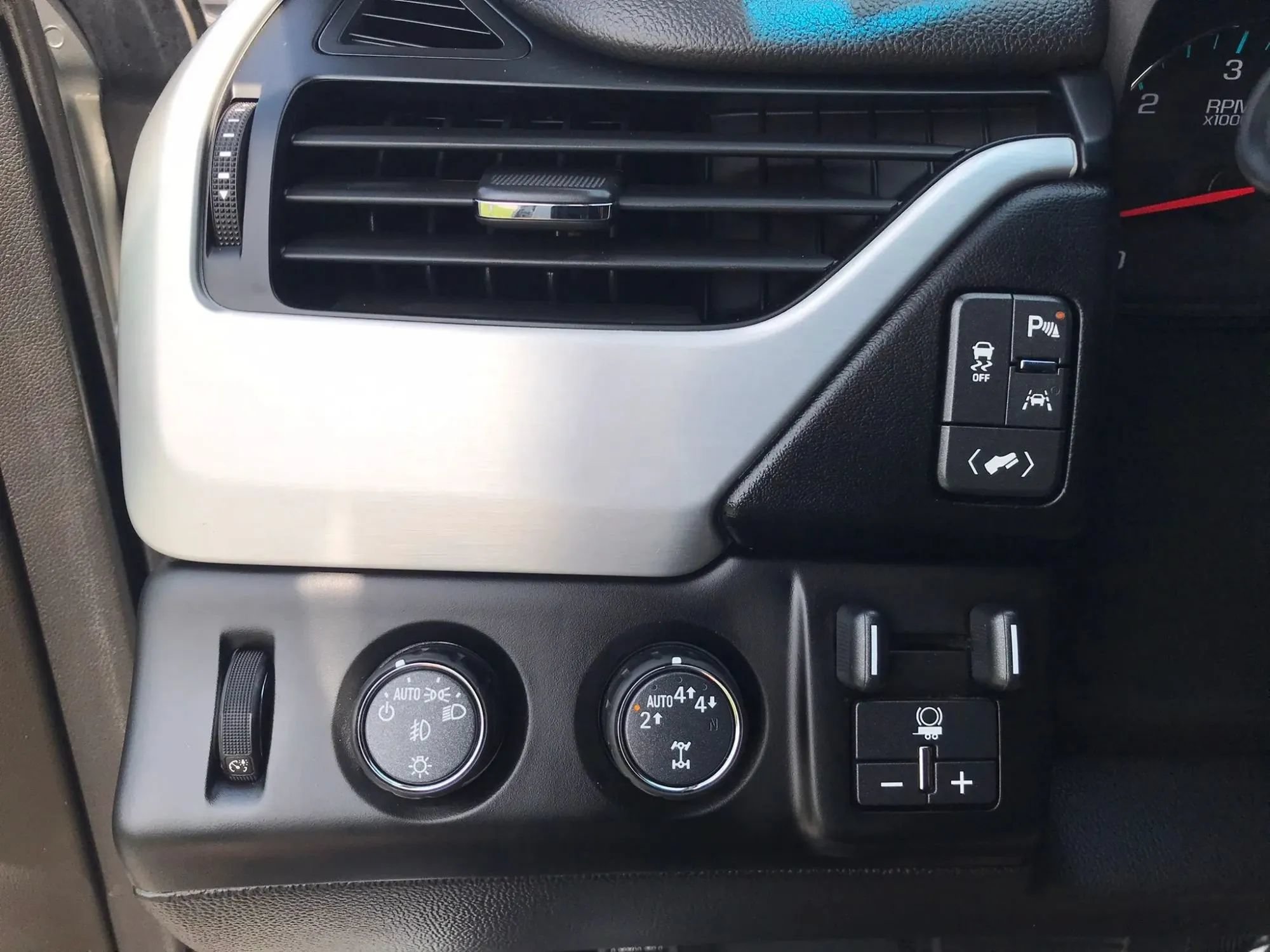 Used 2019 GMC Yukon XL SLE w/ SLE Value Package AWD/4WD image 15